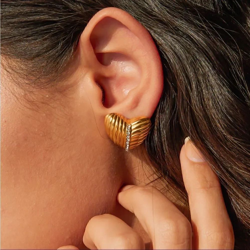 Vintage heart stud earrings M405